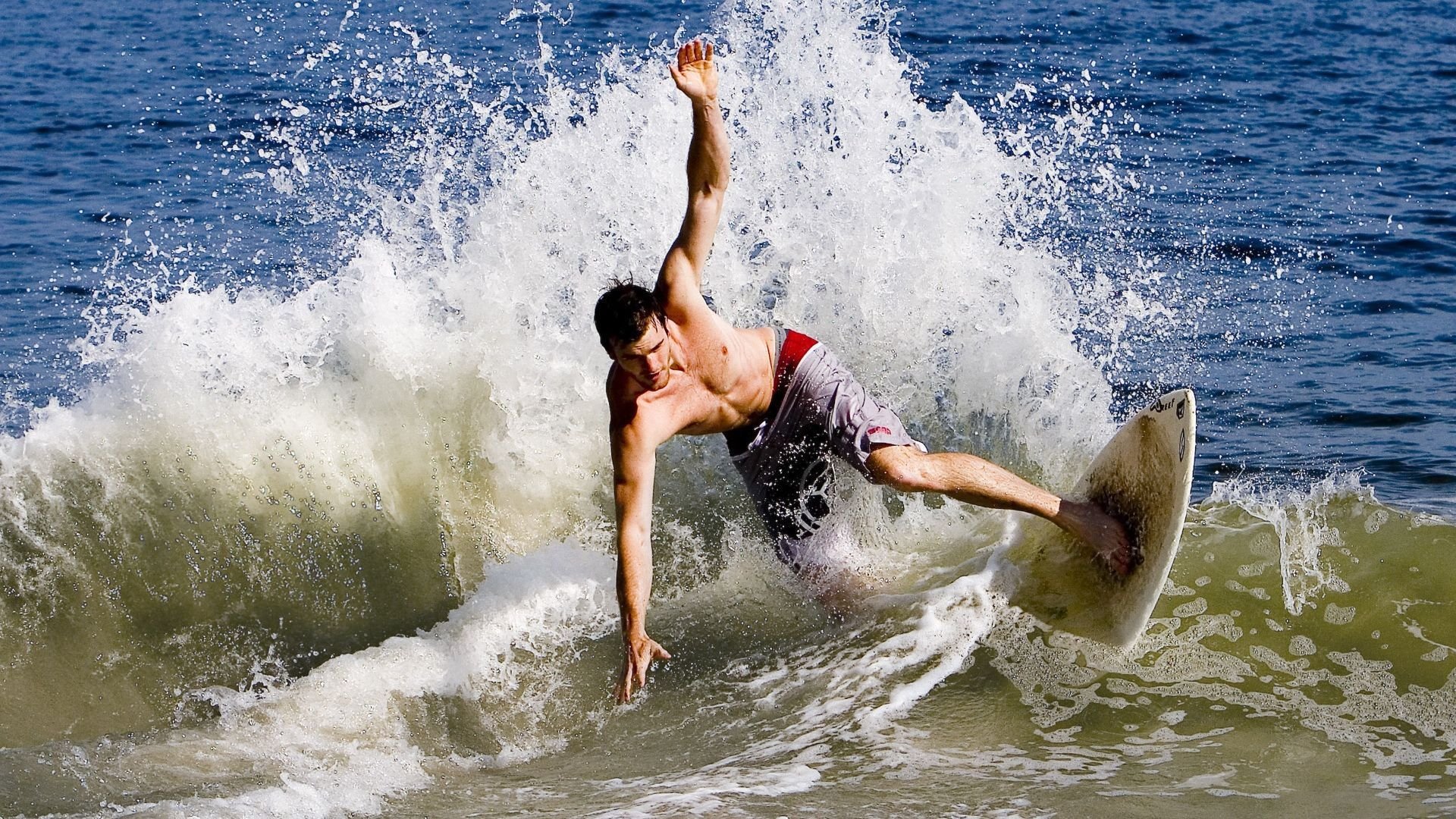 澳大利亚袋鼠队的突破型前锋线成为橄榄球锦标赛的最大亮点，澳大利亚袋鼠强壮